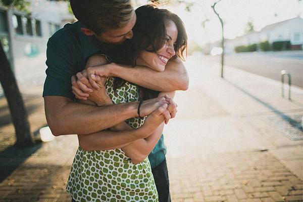Various Types Of Hugs In A Relationship And What They Mean