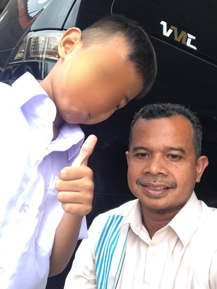 Malaysian Teacher Buys New Uniform For A Student Who Used To Wear Elder Brother's Baggy Uniform