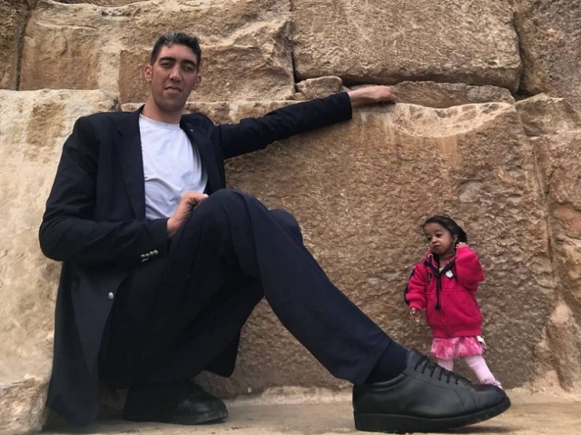 World's Tallest Man Meets The World's Shortest Woman For A Photoshoot