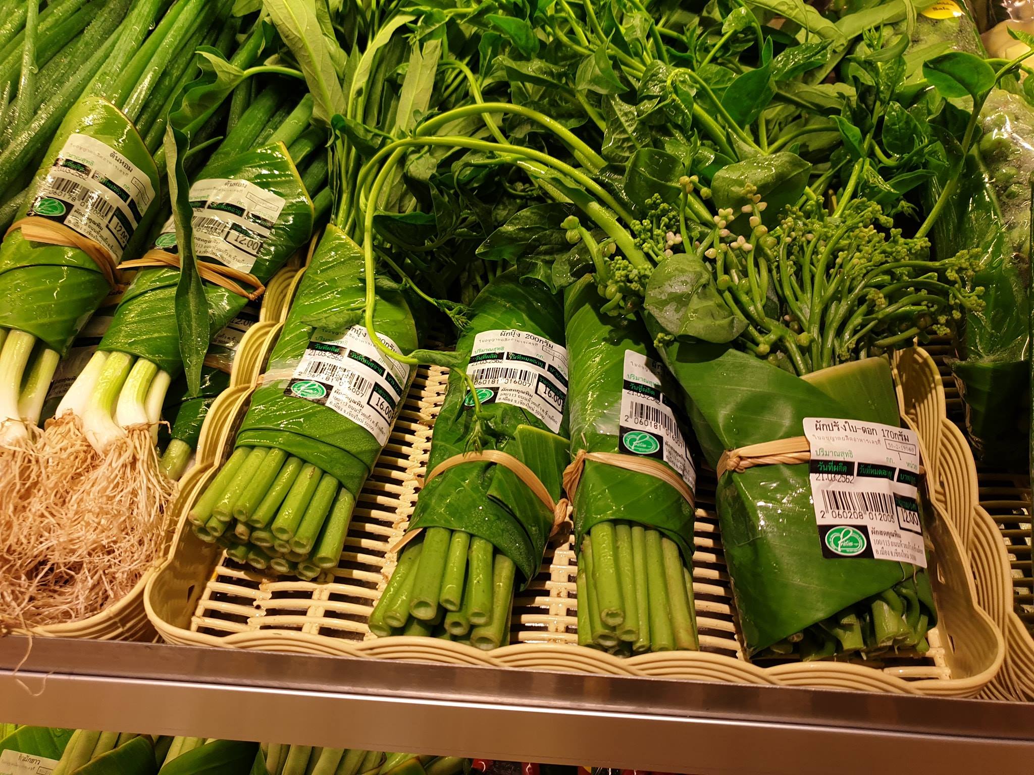asian supermarkets replacing plastic bags with banana leaves