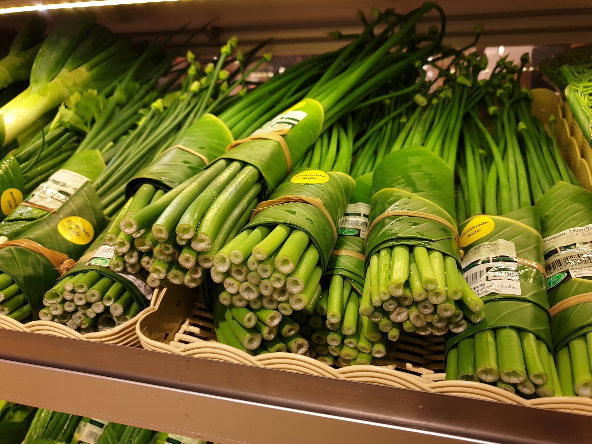 replacing plastic bags with banana leaves