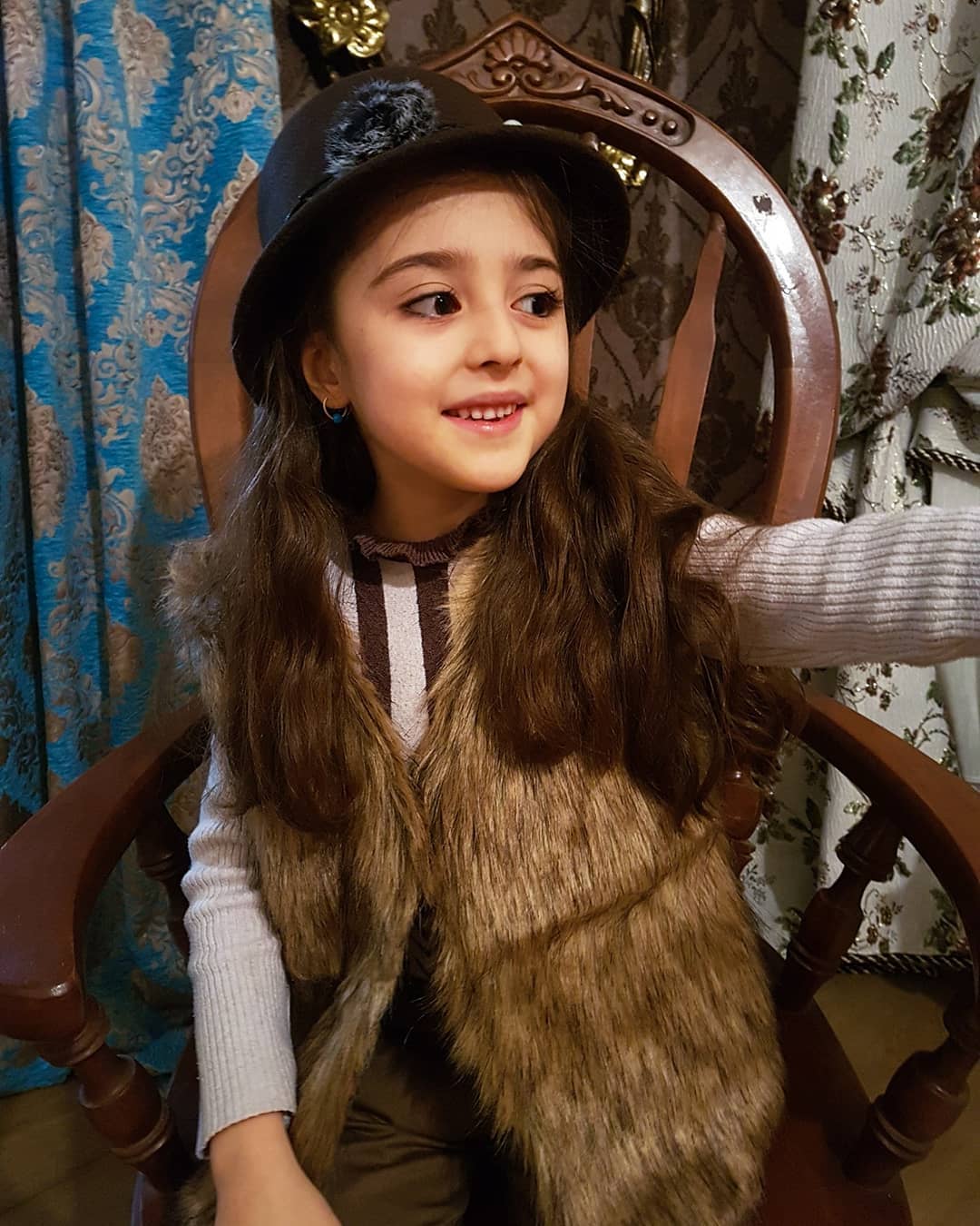 Meet Mahdis Mohammadi, The 7-Year-Old Iranian Girl Who Became An Internet Star For Her Exceptional Beauty