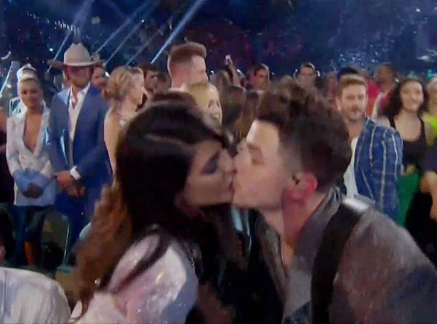 Nick Jonas Kissed Priyanka While Performing At Billboard Music Awards & Fans Cannot Stop Gushing