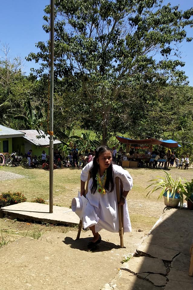 Girl With One Leg In Philippines Completed Her School By Walking, Becomes An Inspiration For Many