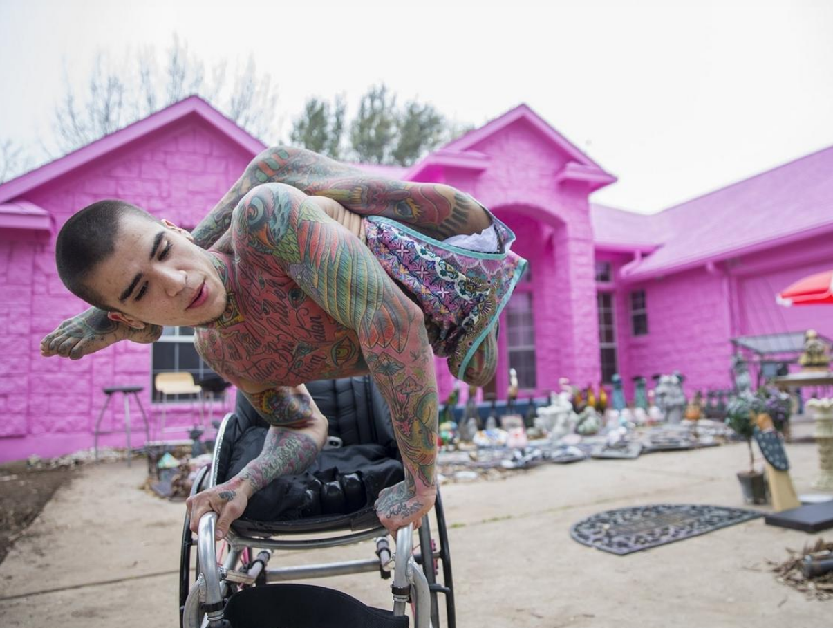 Emilio In Texas Paints His House In Shades Of Pink No Matter What Neighbours Say