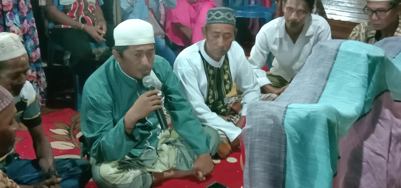  Indonesian Man Practices Polygamy Marries Two Of His Girlfriends At The Same Time So That No One Of Them Gets Hurt