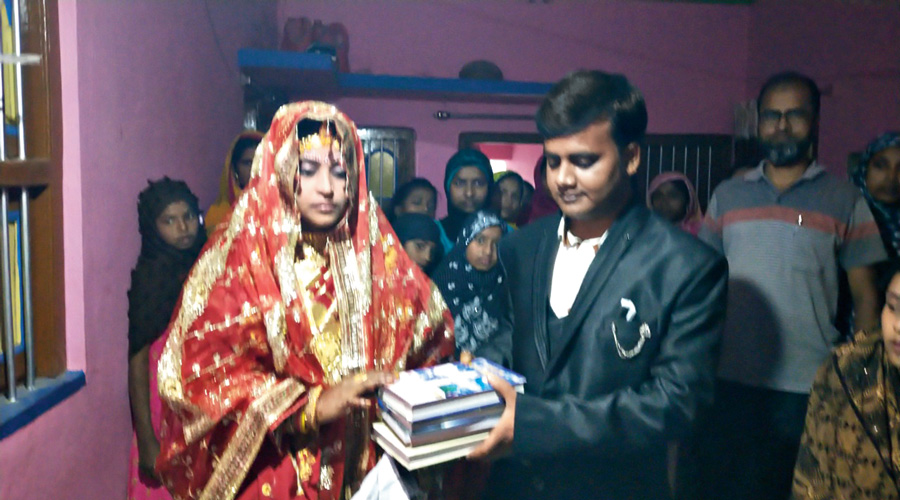 Indian Bride Rejected Dowry From Groom Family and Asked For 80 Books Instead 