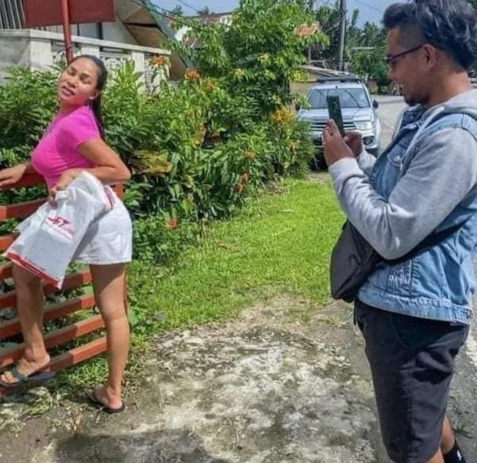 Creative Filipinos Pose for Proof of Delivery after Receiving Online Orders