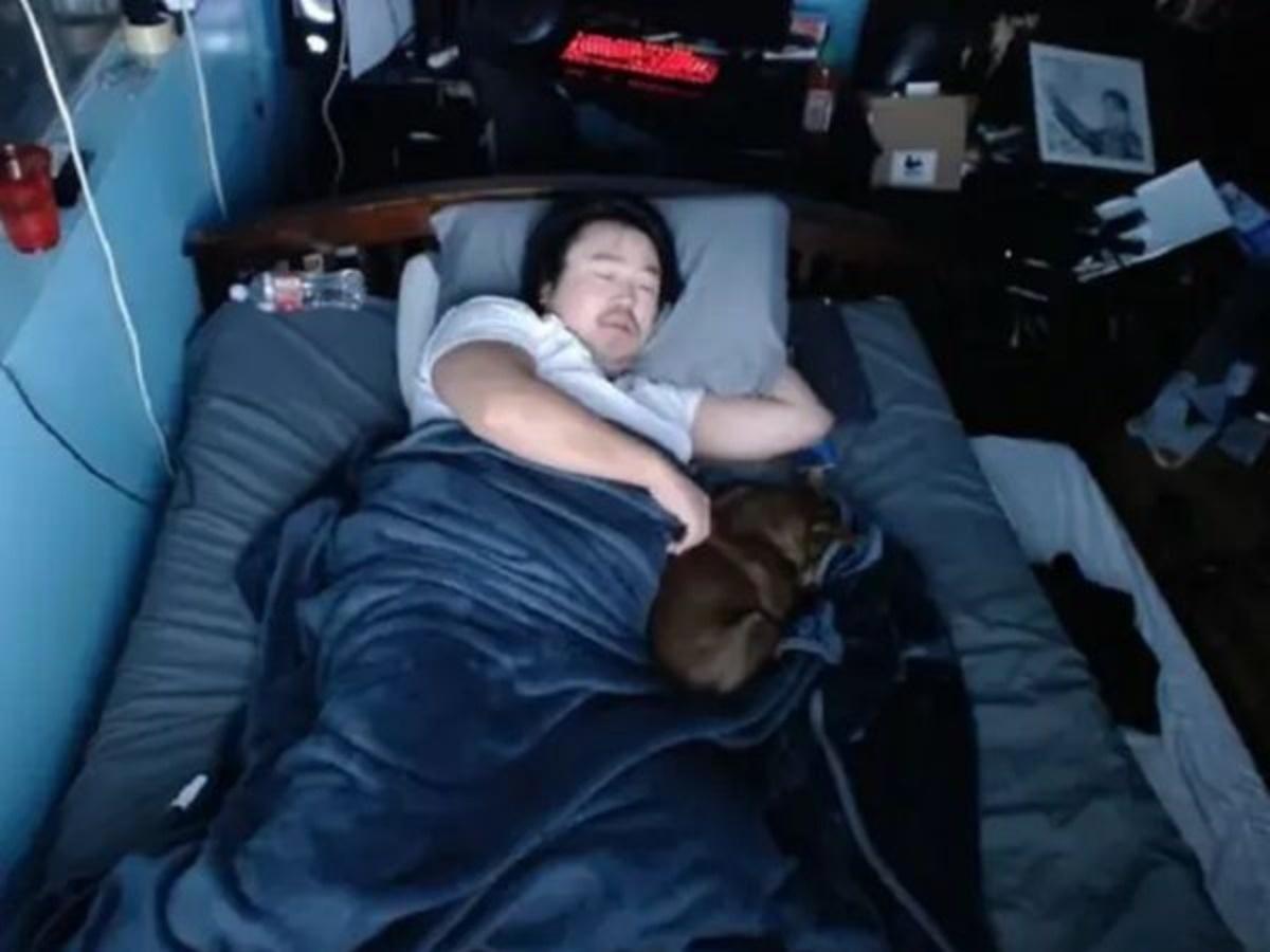 Guy earned $16,000 Letting people Disturb his Sleep On Twitch