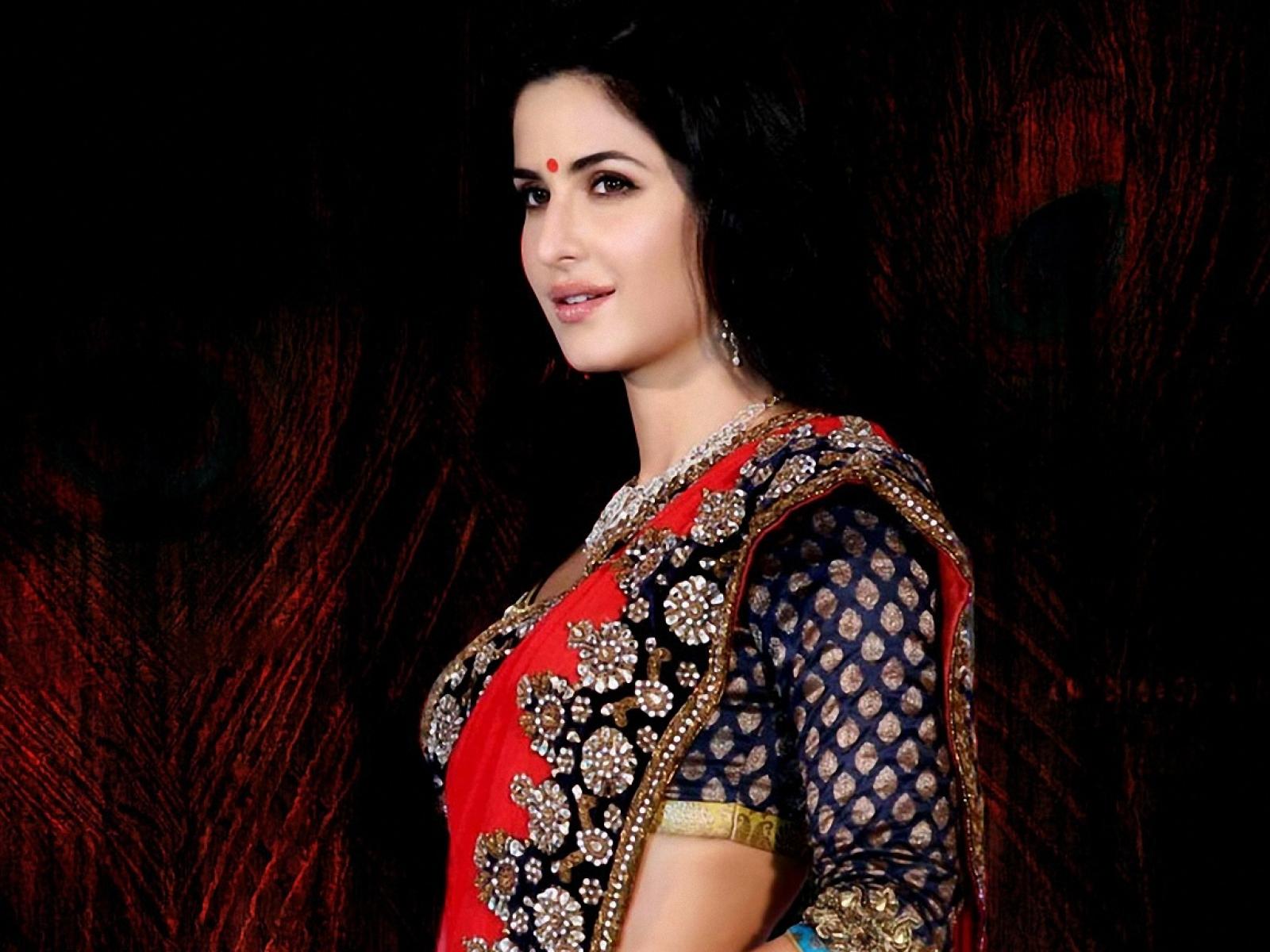 [Image: Katrina-Kaif-Latest-Wallpaper-in-Saree-2018.jpg]