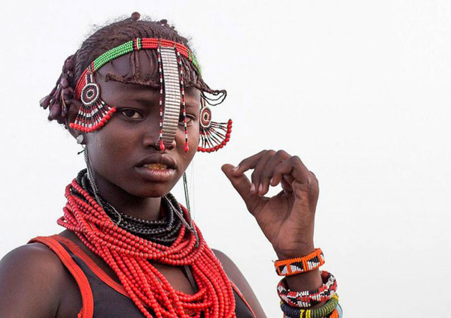 tribe in ethiopia turning garbage into jewelry