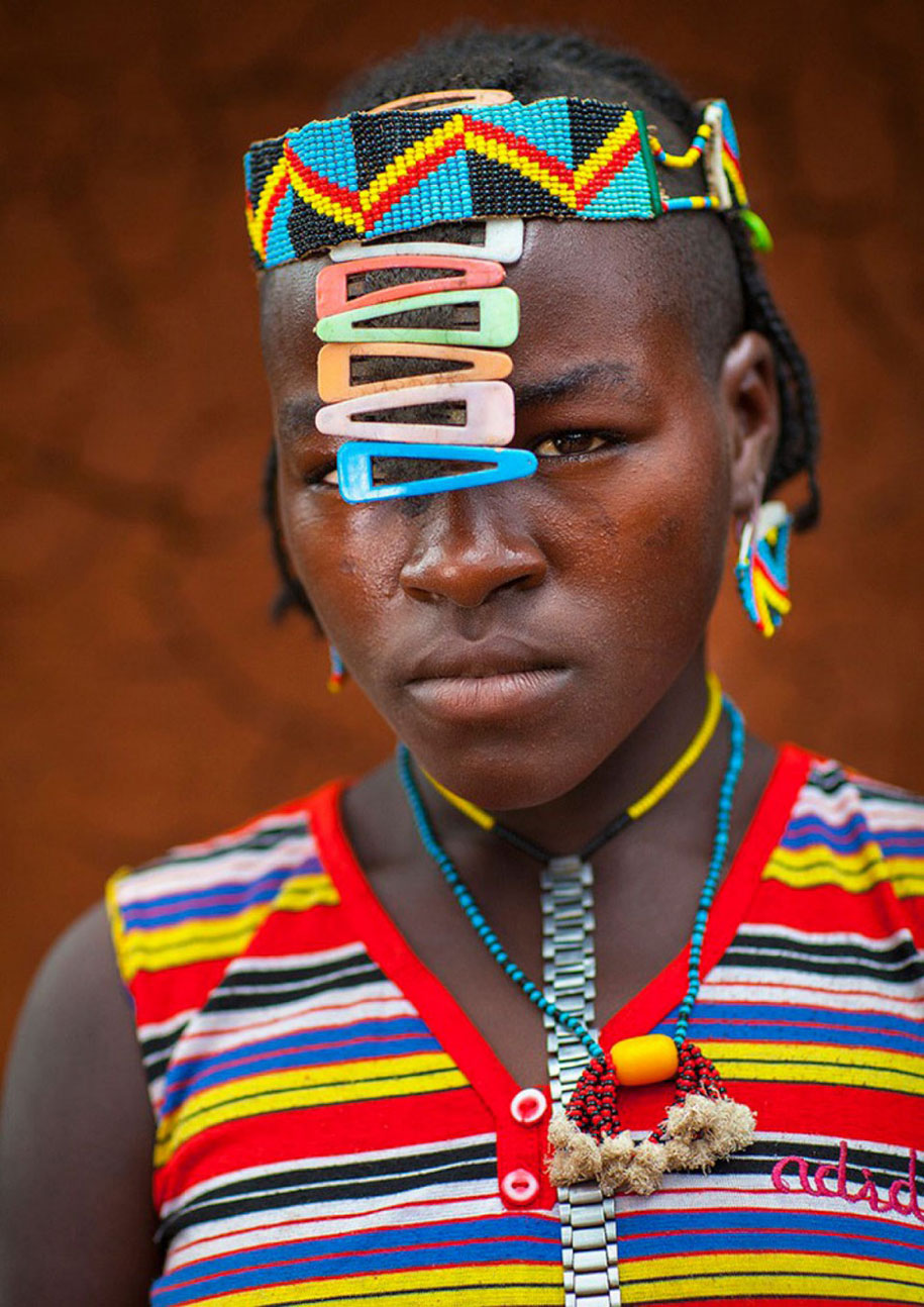 tribe in ethiopia turning garbage into jewelry