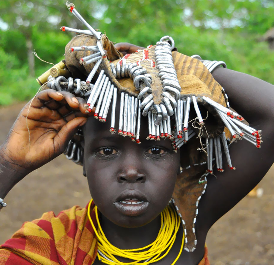 tribe in ethiopia turning garbage into jewelry