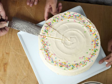 The Scientific And Right Way To Cut A Round Shaped Cake