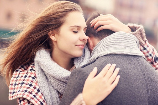 Various Types Of Hugs In A Relationship And What They Mean