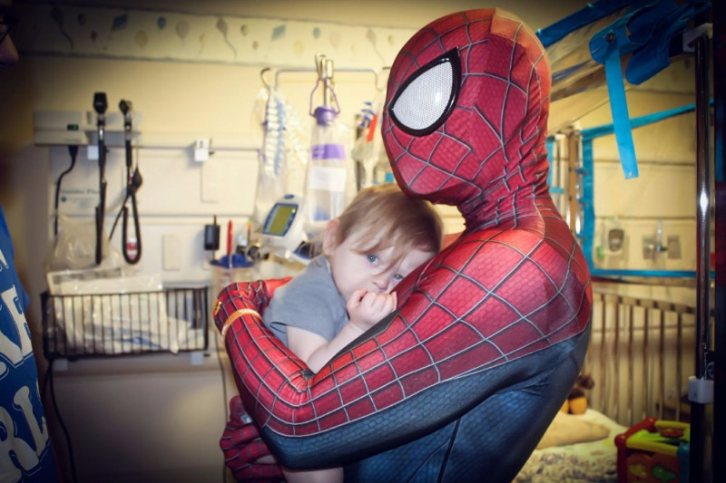 Man Quits His Job At Bar And Dress Up As Spider-Man To Cheer Up Sick Children At Hospital
