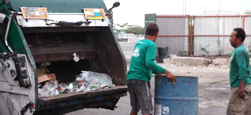 A Garbage Picker Supports His Daughter To Achieve College Degree