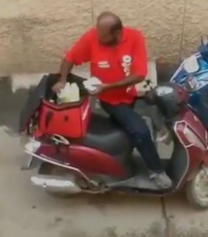 zomato delivery man munches client's food