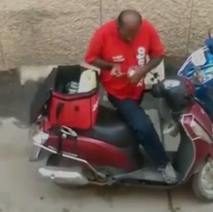 zomato delivery man munches client's food