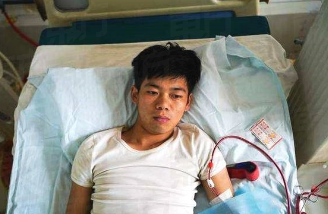 Teenager Sold Kidney To Buy iPhone, Becomes Paralyzed And Didn't Even Get The Phone