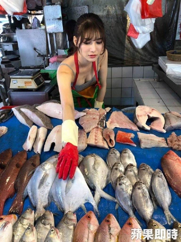 26-Year-Old Model Goes Viral After She Was Spotted Working At Wet Fish Market Stall