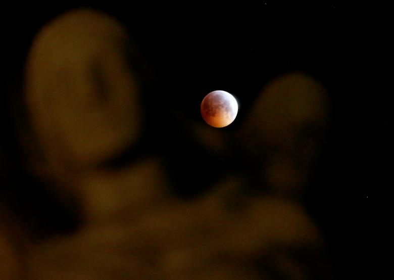 Unbelievable Pictures Of Super Blood Wolf Moon Lunar Eclipse 2019