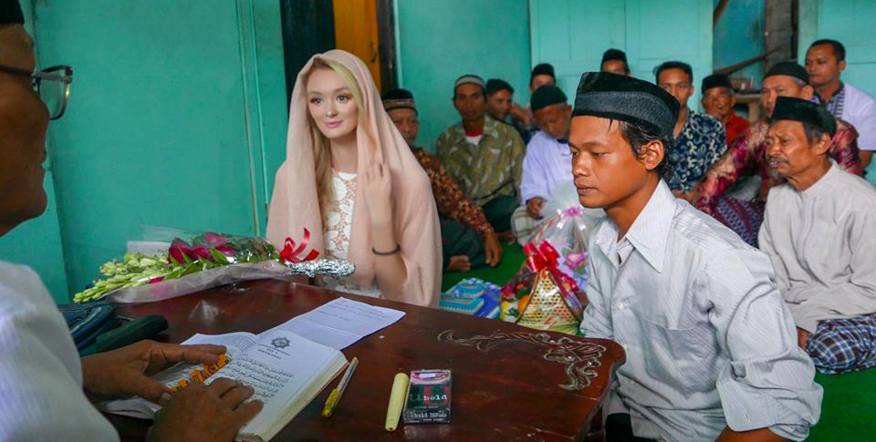 The Viral Story Of An Indonesian Man And Beautiful English Girl Who Fell In Love And Married Each Other