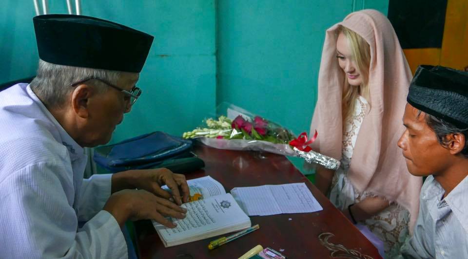 The Viral Story Of An Indonesian Man And Beautiful English Girl Who Fell In Love And Married Each Other