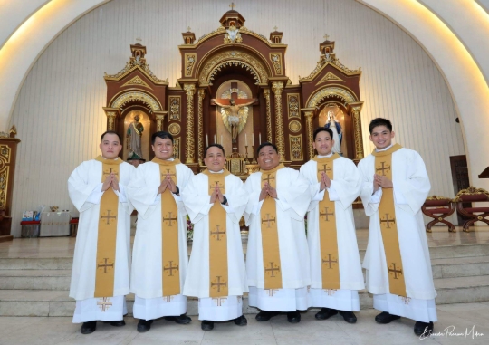 Meet Reverend Jay-R, The Handsome Priest Who Went Viral On Social Media