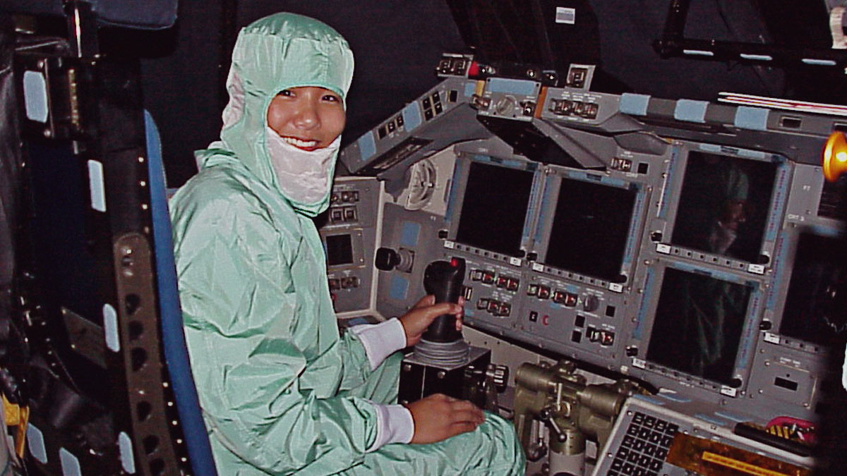 Filipino Girl Who Hated Math Is Now Works As NASA Engineer