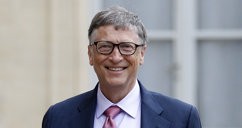 Billionaire Bill Gates Photographed Standing In Line For A Burger At Dick’s Drive-In In Seattle