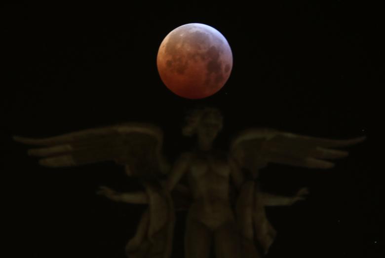 Unbelievable Pictures Of Super Blood Wolf Moon Lunar Eclipse 2019