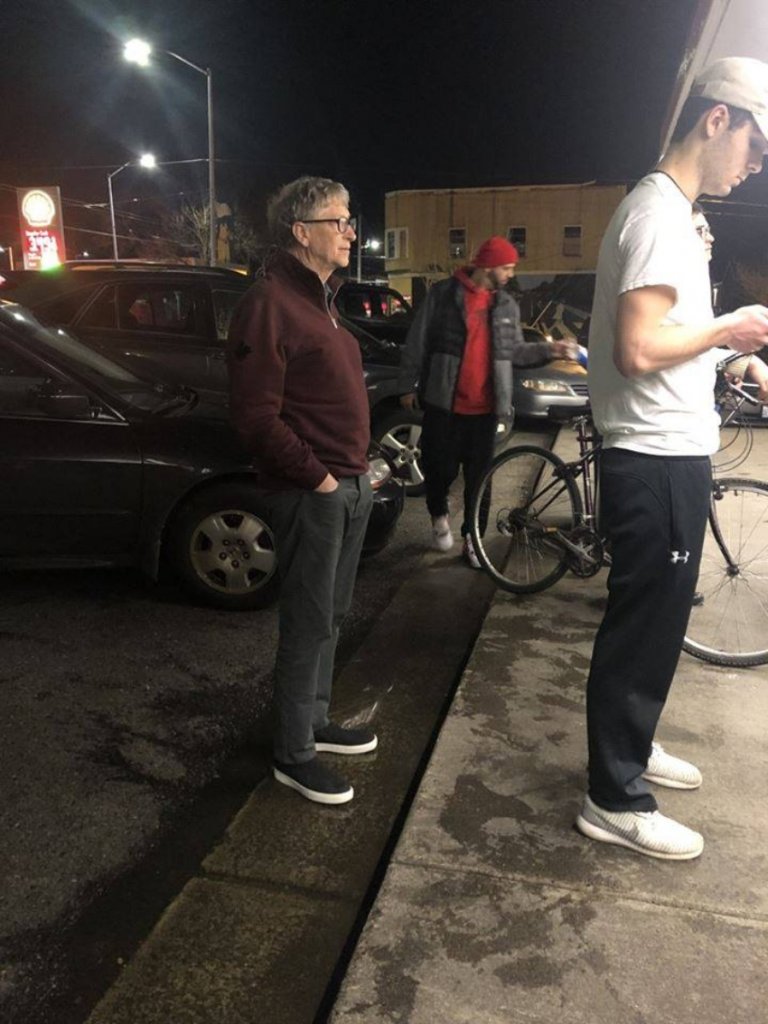 Billionaire Bill Gates Photographed Standing In Line For A Burger At Dick’s Drive-In In Seattle