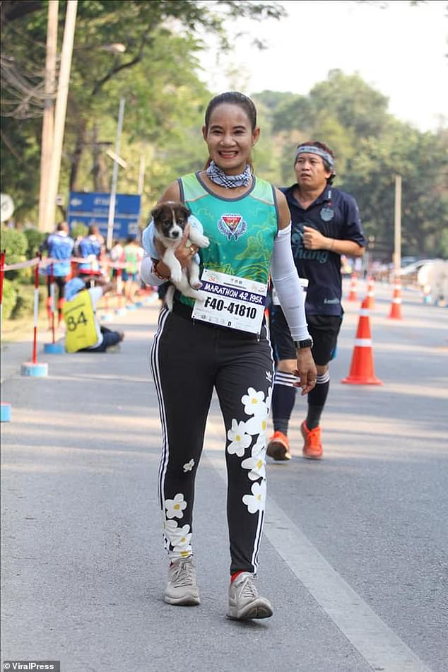 Marathon Competitor Runs 19 Miles Carrying A Puppy