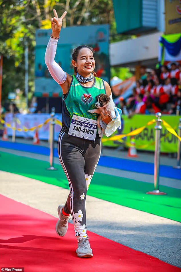 Marathon Competitor Runs 19 Miles Carrying A Puppy