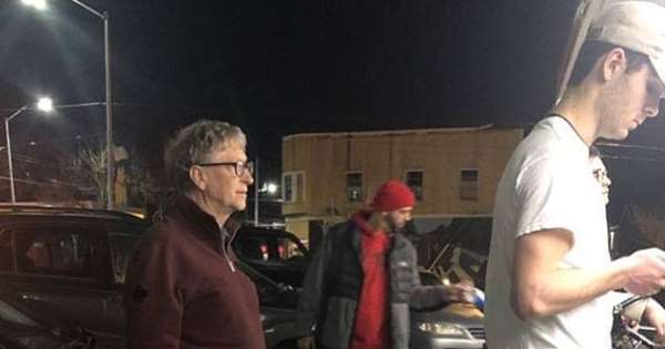 Billionaire Bill Gates Photographed Standing In Line For A Burger At Dick’s Drive-In In Seattle