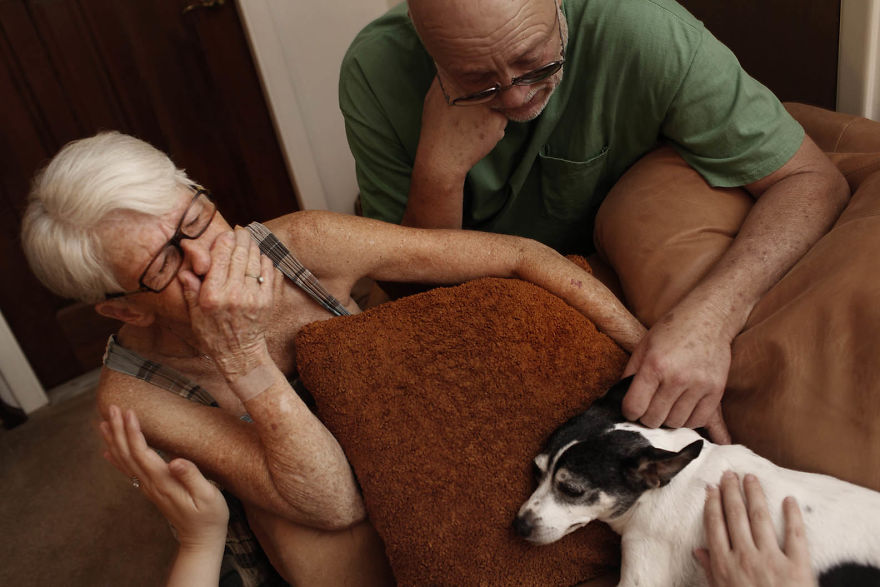 These Heartbreaking Pictures Capture The Emotions Of Pet Owners During their Pet Final Moments