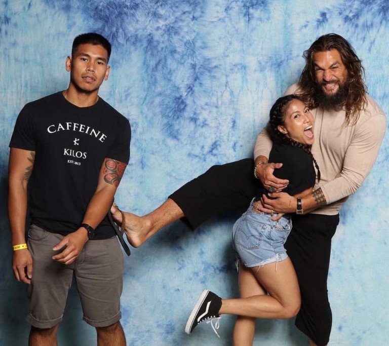 Jason Momoa Clicks Picture With His Female Fans By Pushing Their ...