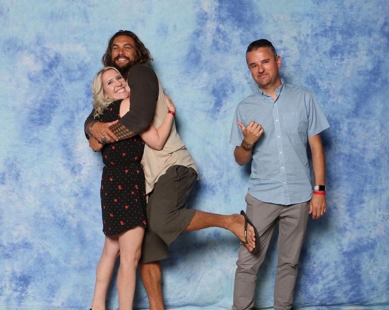 Jason Momoa Clicks Picture With His Female Fans By Pushing Their ...