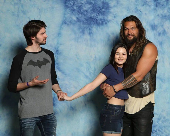 Jason Momoa Clicks Picture With His Female Fans By Pushing Their ...