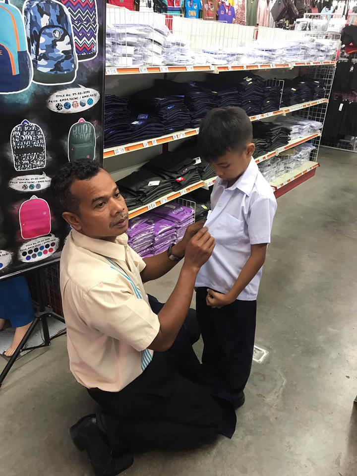 Malaysian Teacher Buys New Uniform For A Student Who Used To Wear Elder Brother's Baggy Uniform