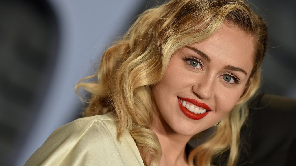 Mylie Cyrus Uses Viral Egg To Shut Down Rumors On Pregnancy