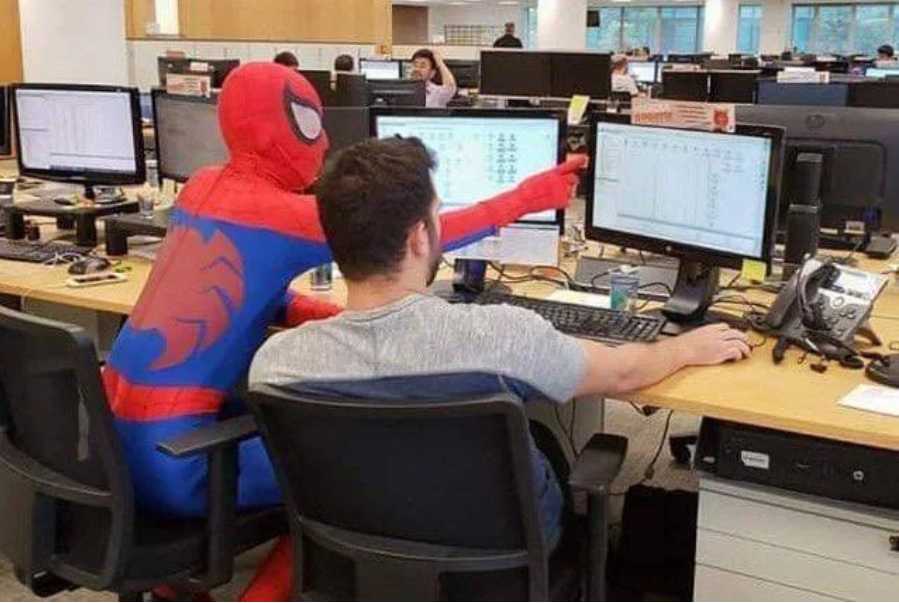 Открой рабочую версию. Человек паук в офисе. Человек паук сидит в офисе. Супергерои в офисе. Человек паук Мем в офисе.
