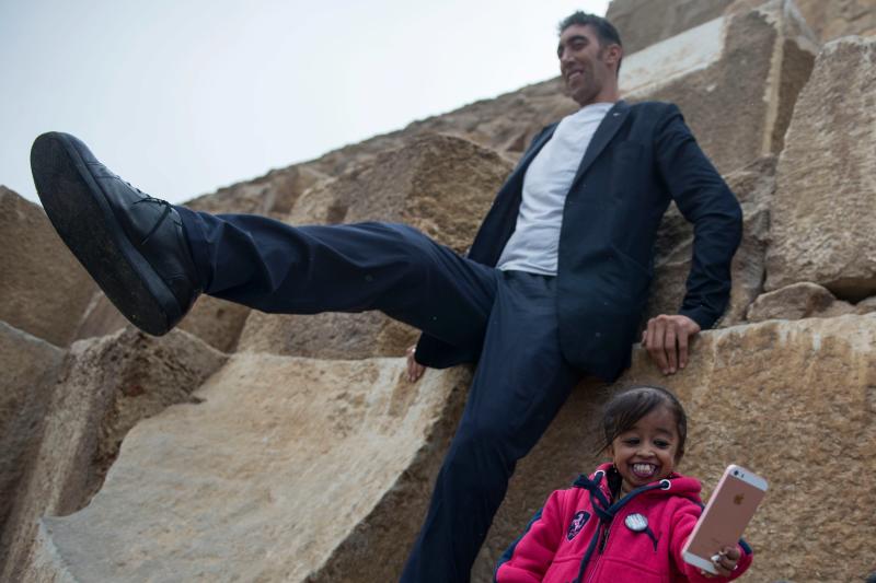 World's Tallest Man Meets The World's Shortest Woman For A Photoshoot