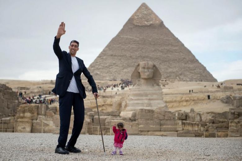 World's Tallest Man Meets The World's Shortest Woman For A Photoshoot