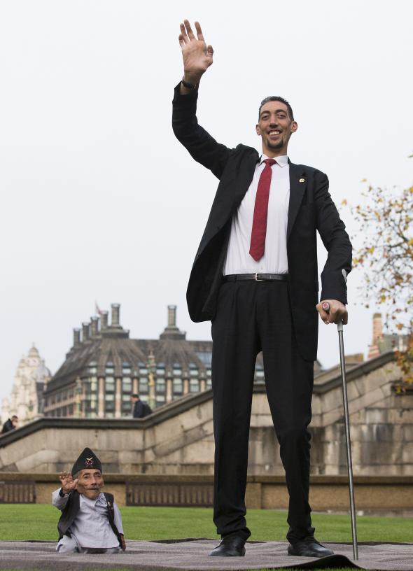 World's Tallest Man Meets The World's Shortest Woman For A Photoshoot