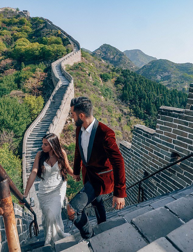 A Newlywed Couple Visited 33 Countries & Take Photographs In Their Same Wedding Dress