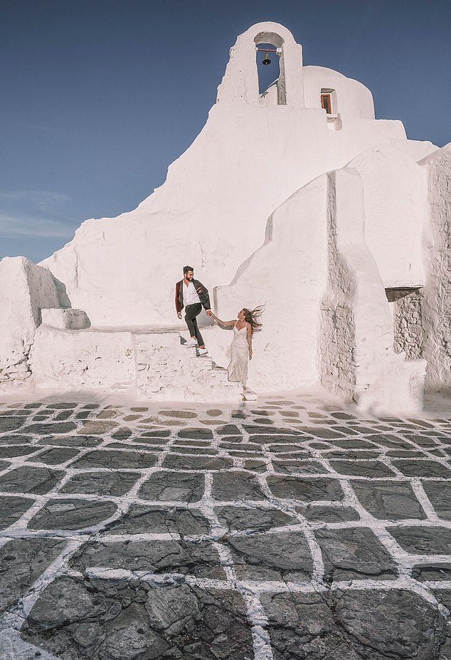 A Newlywed Couple Visited 33 Countries & Take Photographs In Their Same Wedding Dress