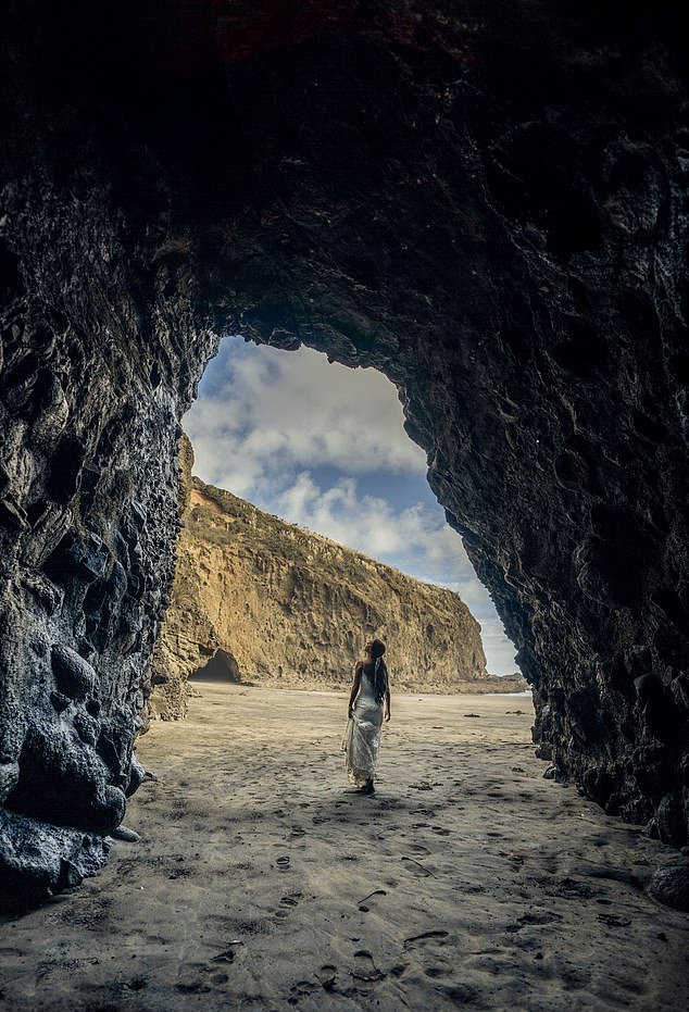 A Newlywed Couple Visited 33 Countries & Take Photographs In Their Same Wedding Dress