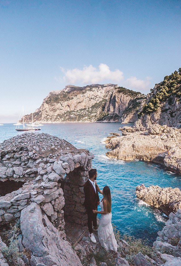 A Newlywed Couple Visited 33 Countries & Take Photographs In Their Same Wedding Dress